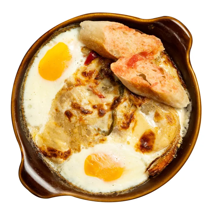 Ver foto de Cazuela de papa confitada y pimiento morrón, cebolla, 2 huevos ,crema para batir y queso parmesano importado (maduración 10 meses), gratinadas al horno.
